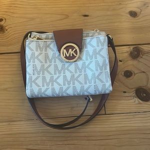Micheal Kors cross body bag
